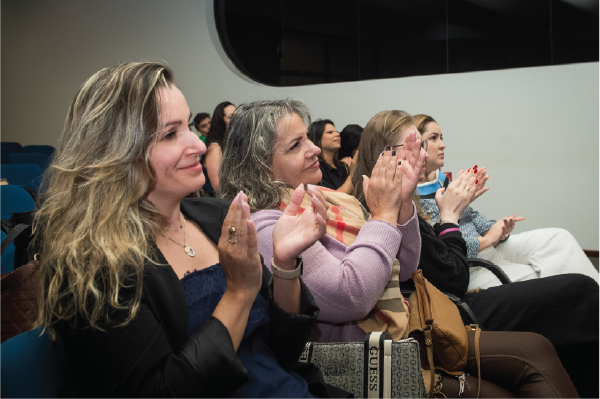 Público aplaudindo no evento