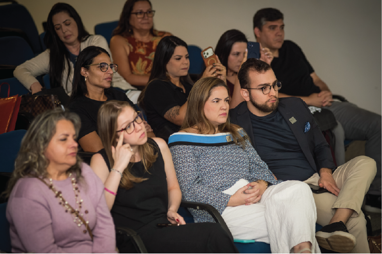 Participantes atentos às palestras